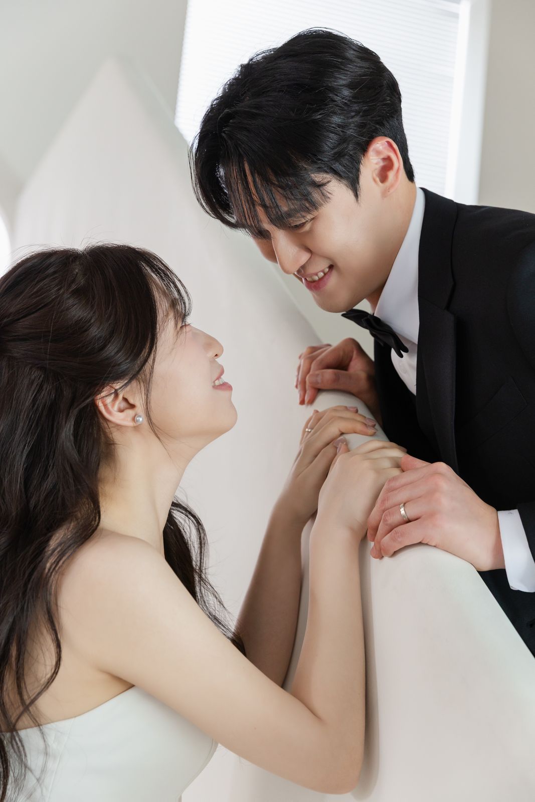 계단 난간을 사이에 두고 마주 보는 두 사람